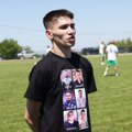 Nemanja preživeo metke monstruma, danas prvi put posle 3 godine šutnuo loptu: Otvorio memorijalnu utakmicu u Malom Orašju u…
