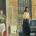 Bojana i Mirko Šijan među prvima stigli na slavu kod Rodića u Titel: Zet u rukama nosi poklon