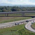 Zatvorene preticajna i zaustavna saobraćajna traka u smeru ka Čačku Teška saobraćajna nesreća na auto-putu, vozači oprez