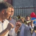 "Volim momke koji piju rakiju" Siniša Mali đuskao sa pristalicama u Bojniku kod Leskovca