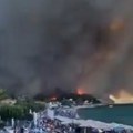 (Foto) Počela hitna evakuacija iz letovališta na Halkidikiju! Ljudi beže brodovima: Vatra se opasno približila kućama, sumnja…