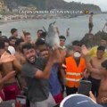 Užas na plaži u Seuti. Svi gledaju šta su muškarci uradili sa mladunčetom delfina, sve prijavljeno policiji.