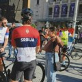 Studenti koji su na biciklima krenuli u obilazak Srbije stigli u Vršac i Valjevo, dočekani aplauzima
