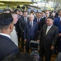 Lider Severne Koreje obišao rusku fabriku aviona