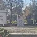 Vraćena spomen ploča srpskim vojnicima na groblju u Prištini: U prisustvu predstavnika francuske ambasade (video)