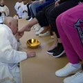 Papa Franja ritualno oprao noge 12 žena u zatvoru: Simboličan gest na Veliki četvrtak (video)
