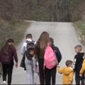 Đaci iz sela Močioci svakodnevno satima pešače do škole Nemaju neopravdane izostanke, uče i pomažu roditeljima