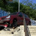 Automobil se "zaglavio" na stepenicama kod Hitne pomoći u Beogradu