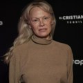 Pamela Anderson napadnuta u avionu: "Stjuardesa je morala da ga veže lisicama" FOTO/VIDEO