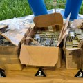 (Foto) šok zaplena na prelazu Sot: Kamiondžija odvojen na detaljan pretres: Kad su policajci otvorili prikolicu i ugledali…