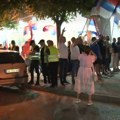 Funkcioneri i simpatizeri SNS ispred prostorija stranke u Šapcu skandirali građanima „ustaše“ (VIDEO)