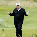 Tramp igra golf, uskoro slede sudbonosni sastanci! Američki predsednik otvorio terene u Škotskoj, čeka ga sastanak sa Starmerom…