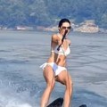 Voditeljka: Rts-a surfuje na vodi Svi je znate kao smernu, a sad raspalila maštu: Skinula se u beli bikini i sve pršti - slike…