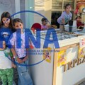 Slika dana stiže nam iz Pranjana: Vredni mališani odlučili da igru zamene prodajom krofnica i zarade džeparac - stariji prave…