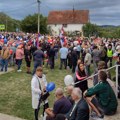 Počeli skupovi SNS pristalica širom Srbije, u Novom Sadu primetna velika grupa mladića u crnom, sa kačketima