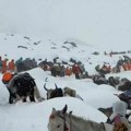 Stotine planinara zarobljeno na Everestu u nanosima snega