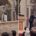 Skinuo pantalone pa krenuo da "zaliva" sveti oltar Kažu da je i papa bio u šoku (foto)