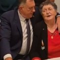 Milorad Dodik čvrsto grli majku, zapevao, a Mira mu se pridružila: Orilo se sve, isplivao snimak političara