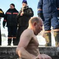 (Video) Bogojavljenje na minus 37 stepeni: Lukašenko u tunici sišao u vodu, pored njega pas: Na internetu se vrti snimak…