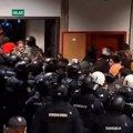 Haos - Policija silom izbacila studente sa Filozofskog u Novom Sadu: Ispred fakulteta pristižu građani (foto/video)