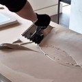 Bez ikakvog iskustva od mikrocementa napravila kuhinjsku radnu ploču: Uštedela hiljade evra (video)