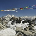Najmanje 10 nepalskih alpinista nestalo nakon lavine u kampu na Himalajima