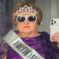 Baka (96) postala viralna zvezda: Ima 15 miliona pratilaca, a od zarade na mrežama plaća starački dom