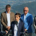 PRATITE OVDE UŽIVO - Premijerka Ana Brnabić stigla na Kablar, dočekana aplauzom meštana