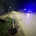 Lančani sudar u čačanskom naselju Trbušani: Vozač krenuo da pretiče pa izazvao udes, automobil udario u znak pored puta…