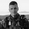 "Bio je ideal srpskog vojnika" Ministar Vučević se oprostio od tragično nastradalog zastavnika i obišao njegovu porodicu…