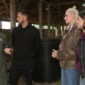 Pevač hranio ovce, influenserka jagnjćima davala mleko Pogledajte kako se javne ličnosti snalaze u seoskim poslovima