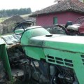 Pšenica se rasula svuda po putu: Karambol kod Aranđelovca, prevrnuo se traktor sa prikolicom