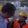 Kineska radnica oduševljena Napravila "selfi" sa predsednikom Vučićem (foto)