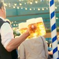 Poskupljuje pivo na Oktoberfestu – litar između 14,50 i 15,80 evra