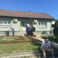 Ponavljanje izbora na biračkom mestu „Elan“ u Kosjeriću: Red za glasanje, meštani brane izbornu volju