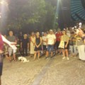 Protest u Vranju: Stop SNS batinašima i policiji koja ne radi svoj posao,ali nije dopustila blokadu raskrsnice kod prostorija…