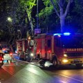 Požar u Mirijevu: Zapalio se stan na poslednjem spratu zgrade: Na terenu veliki broj vatrogasaca (foto, video)