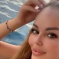 Neudata sestra Rodić se razgolitila u crnoj gori: Zavodi u mini bikiniju, pa izbacila bombastični dekolte u haljini: A kosa do…