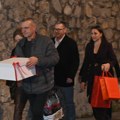 (Video) Sa punim rukama poklona ušli u vilu na Dedinju: Rodići prvi stigli na slavu kod Cece Ražnatović, doneli tortu i veliku…