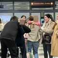 Ovo je najemotivnija slika sa beogradskog aerodroma: Bežali od rata pa u suzama trčali svojima u zagrljaj