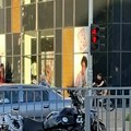 (Foto) Motociklista pokušao da izbegne sudar, pa udario u semafor. Završio u bolnici, biciklista pobegao