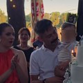 Torta od tri sprata i kruna za slavljenika: Milan Vasić proslavio sinu prvi rođendan, sve oči uprte u njegovu suprugu