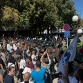 Nišlije jajima gađale policiju dok je Vučić poručio da SNS ima prednost u ovom trenutku