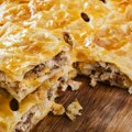 Pita sa mesom kojoj je teško odoleti: Zlatne kore i bogat, sočan fil