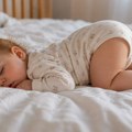 Znaci koji mogu da ukazuju na to da je bebi hladno tokom noći