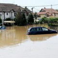 „Peca čovek, pustite ga“: Snimak iz poplavljenog Obrenovca postao hit na mrežama