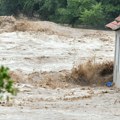 Prizori koji su obišli region: Vatrogasci u Sloveniji iz poplavljenog vrtića spasili 22 mališana noseći ih u rukama