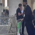 Kad on prođe svi se krste: Moderni pop juri preko trga - Na sastanke u Vatikan dolazi električnim trotinetom (foto/video)