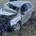 Automobilom sleteo sa puta, pa završio u njivi: Drama kod Topole, smrskano vozilo izvlačili meštani (foto)