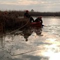 (FOTO) Prevrnula se amfibija na jezeru Ludaš, pet radnika spaseno iz ledene vode